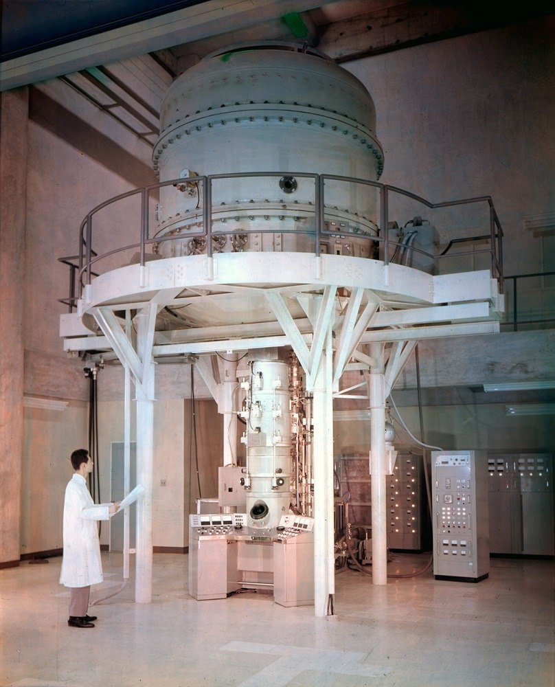 JEOL JEM-1000 megavolt microscope