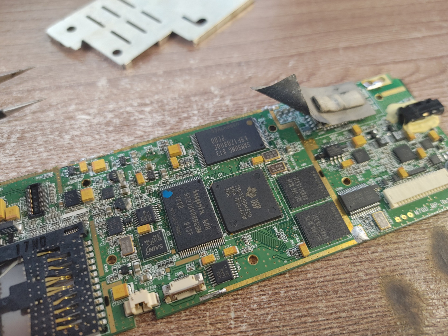 Кроме процессора, на плате обнаружилось две банки SDRAM-памяти производства Samsung по 64Мб каждая, а также целых две NAND-флэшки: на одной располагается образ Windows CE, а вторая используется как «жесткий диск» (цитата из ОС) Кроме процессора, на плате обнаружилось две банки SDRAM-памяти производства Samsung по 64Мб каждая, а также целых две NAND-флэшки: на одной располагается образ Windows CE, а вторая используется как «жесткий диск» (цитата из ОС)