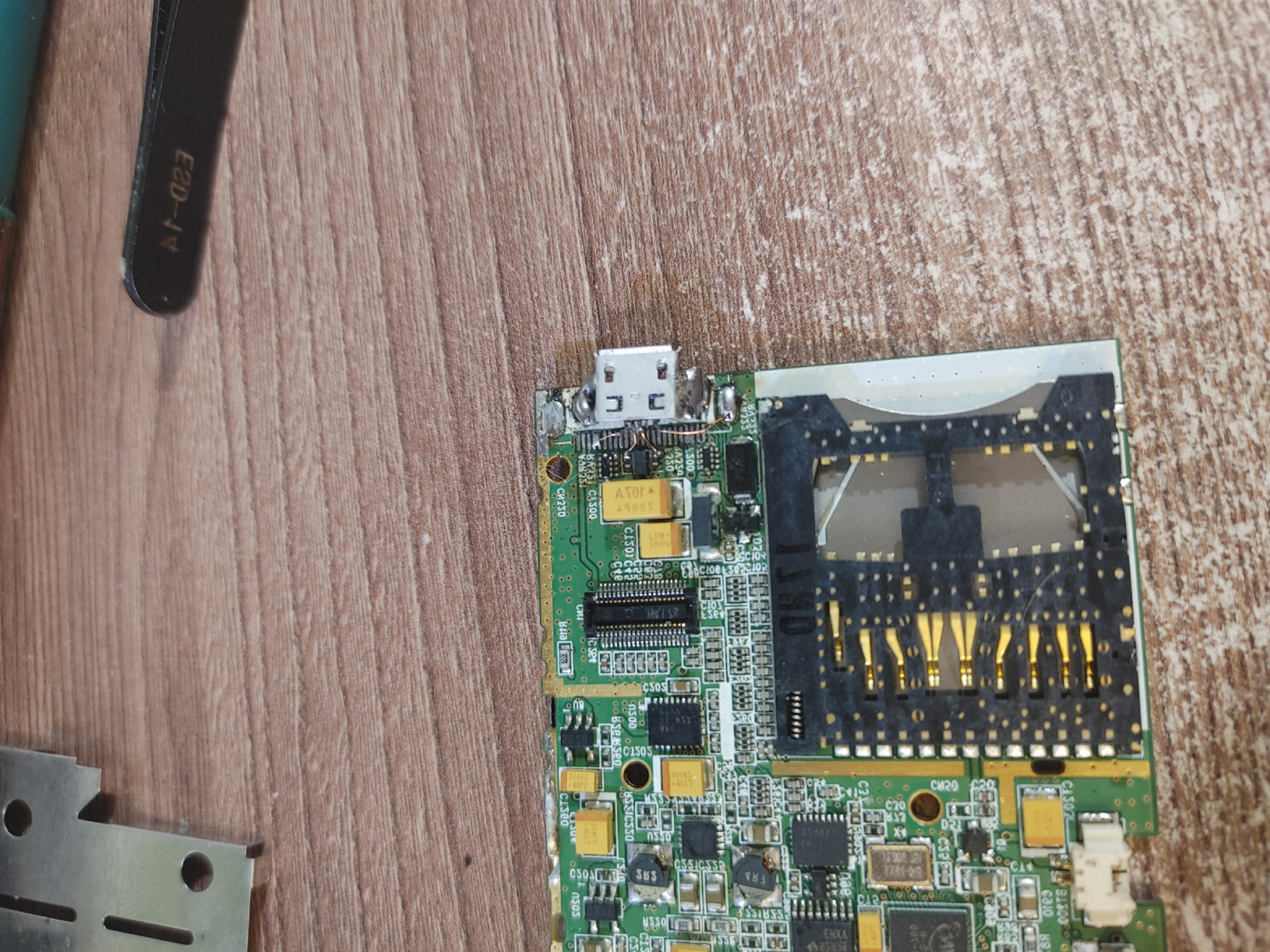 Здесь ножки получились не особо опрятными и слегка напоминают холодную пайку, но держат нормально Здесь ножки получились не особо опрятными и слегка напоминают холодную пайку, но держат нормально