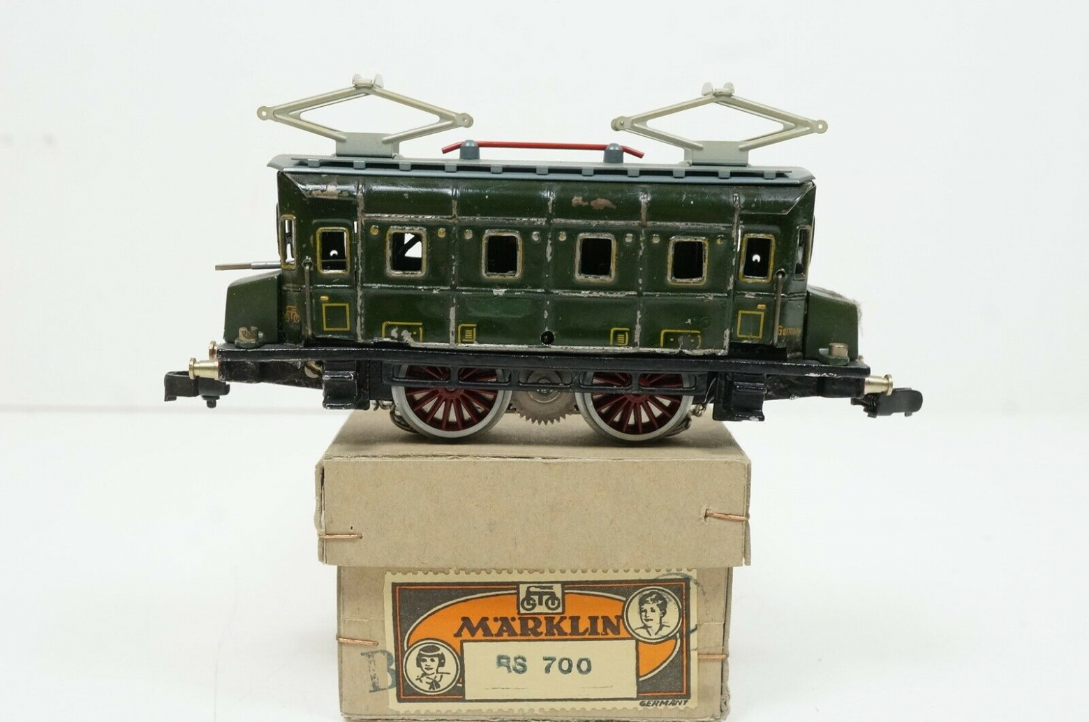 Электровоз Märklin выпуска 1935 года. Источник. Электровоз Märklin выпуска 1935 года. Источник.