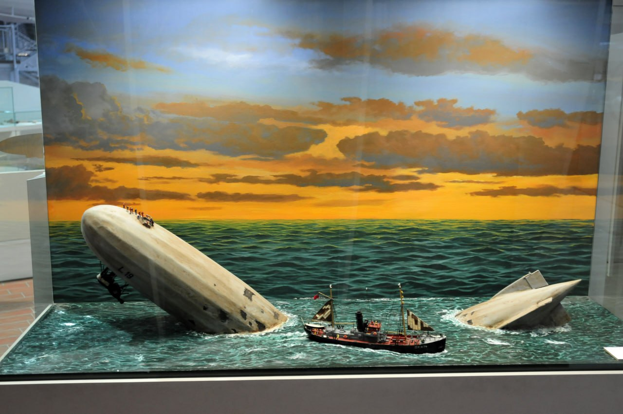 Диарама о гибели экипажа L-19, брошенного капитаном траулера «King Stephen», в музее аэронавтики на бывшей базе цеппелинов Нордхольц под Куксхафеном. Немецкие источники всегда подчёркивают, что траулер в апреле того же года был перехвачен и потоплен миноносцем G-41 вместе со всеми на борту. Правда, к тому времени он был конфискован британским адмиралтейством в качестве приманки для подлодок, и имел на борту совсем другой экипаж.