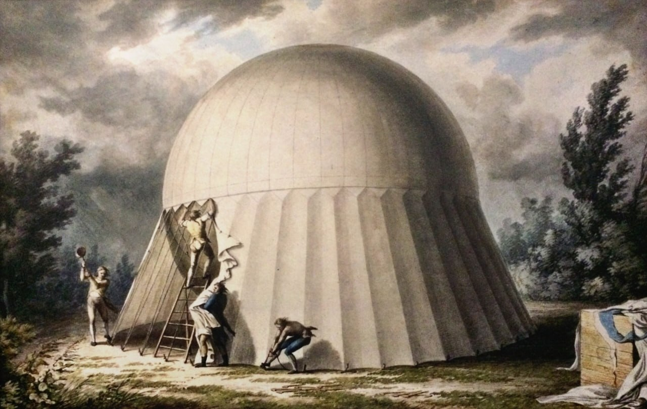 Размещение военного аэростата в полевых условиях под специальным тентом