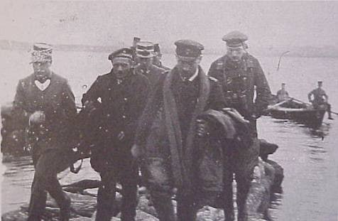 Члены экипажа L-20 в сопровождении моряков норвежского флота