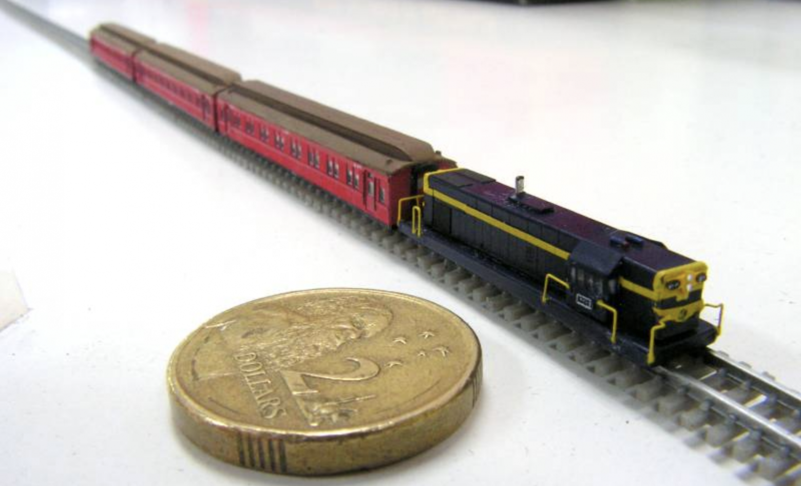 Состав в масштабе T и два австралийских доллара. Источник. Состав в масштабе T и два австралийских доллара. Источник.