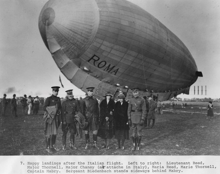 Участники полёта из Рима в Неаполь и обратно после приземления