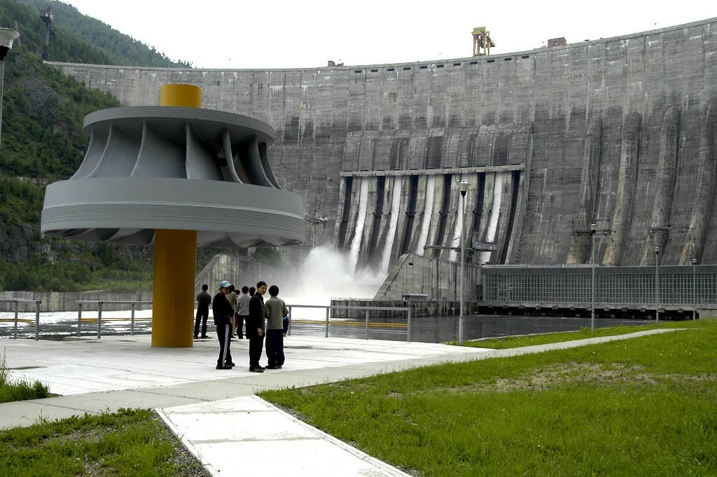 Aged working wheel displayed as monument