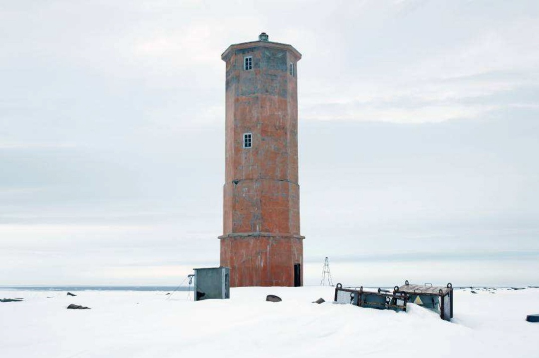 Solar-powered lighthouse installation