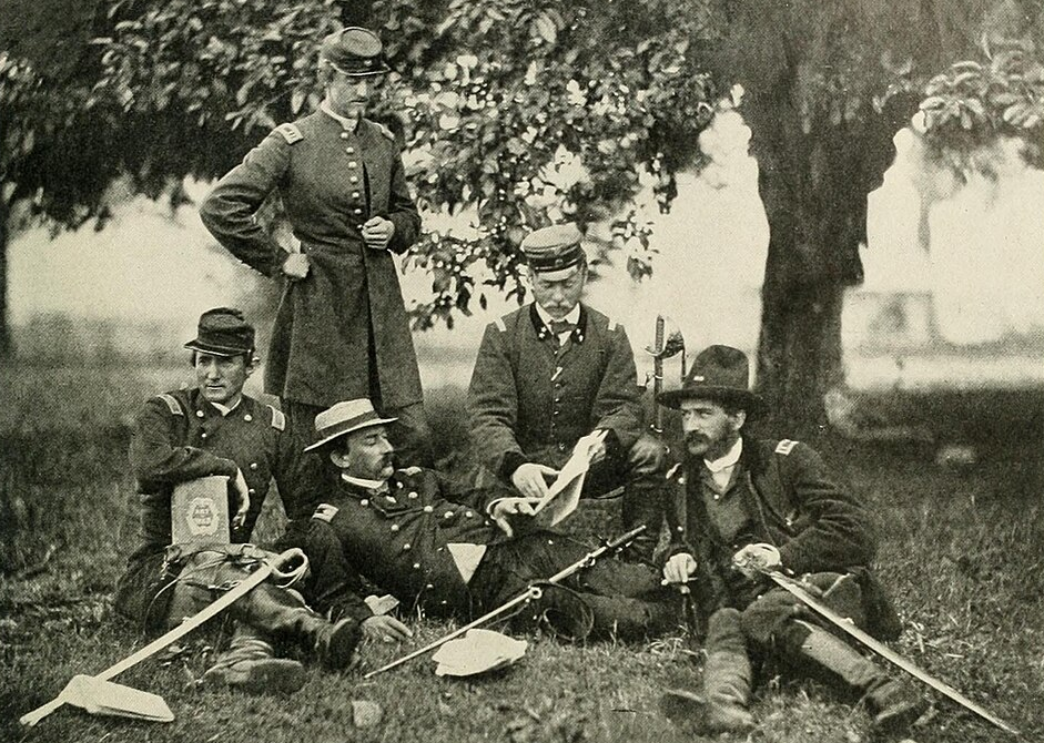 Фердинанд фон Цеппелин (в центре) в окружении штабных офицеров армии северян накануне битвы при Геттисберге, 1863 год