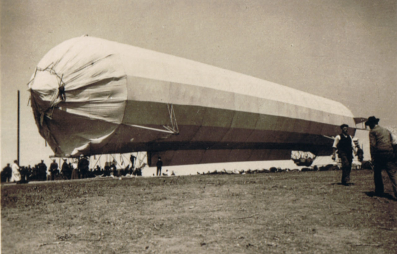 Срочный ремонт носовой части LZ-5 после столкновения с деревом