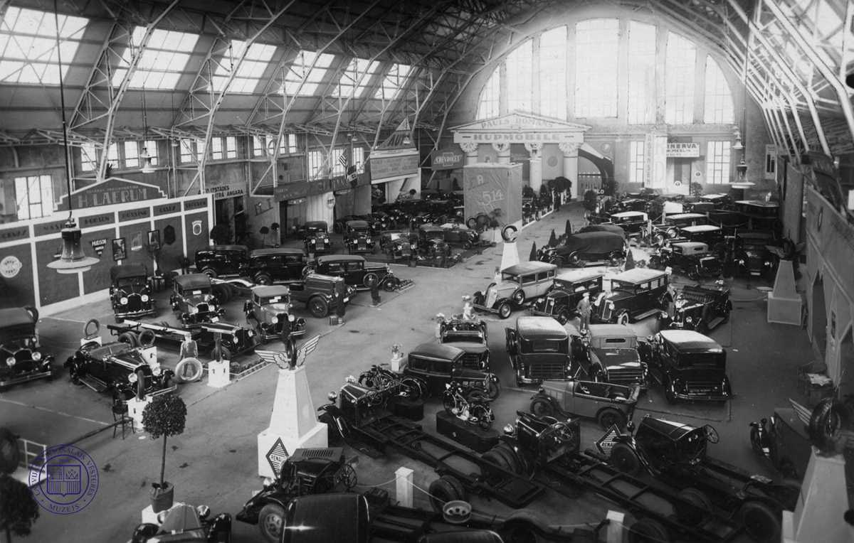 Автосалон в одном из крытых павильонов Центрального рынка в Риге, 1930-е годы