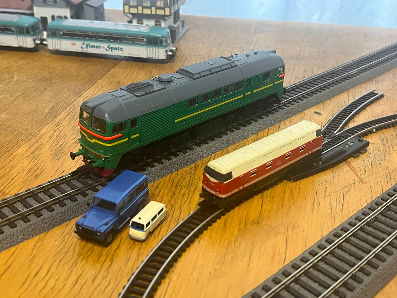 Сравнение моделей масштабов N и H0 — локомотивы и автомобили. Сравнение моделей масштабов N и H0 — локомотивы и автомобили.