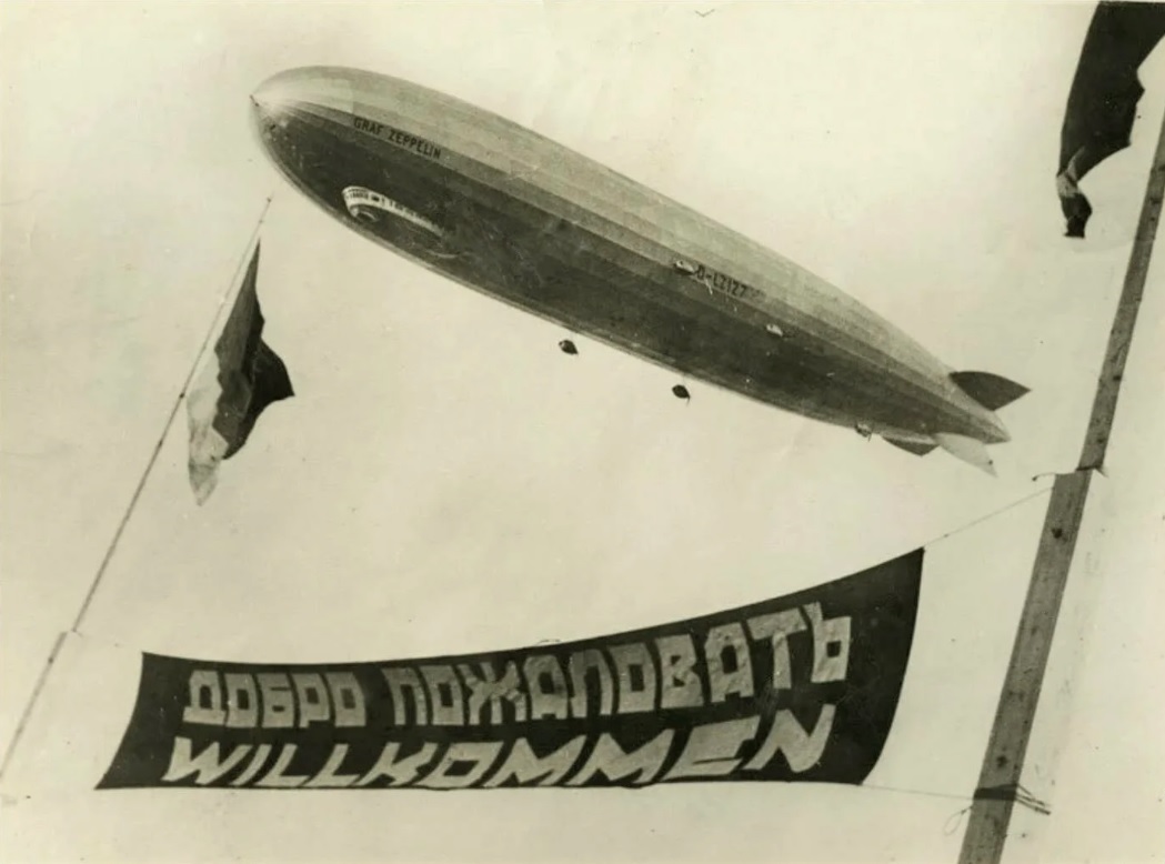 Заходящий на посадку в Москве «Граф Цеппелин» на фоне приветственного плаката