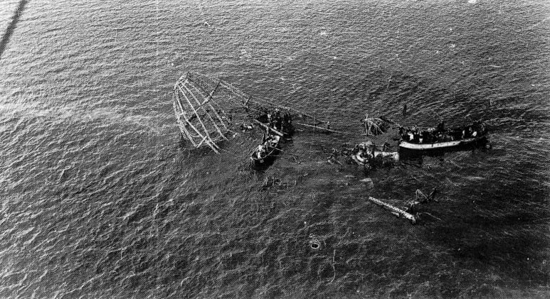 Упавший на мелководье остов сгоревшего от попадания молнии L-10