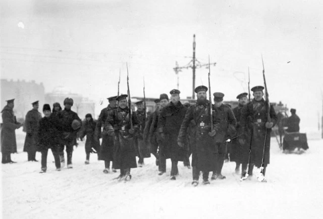 Кроме этих машин русские зенитчики сбили некоторое количество мягких дирижаблей производства компании Августа фон Парсивала, в том числе два в ноябре 1914 и январе 1915-го при попытках бомбить базу Балтийского флота в Либаве. На фото — пленный экипаж «январского» PL-19, спасённый из моря отечественными матросами