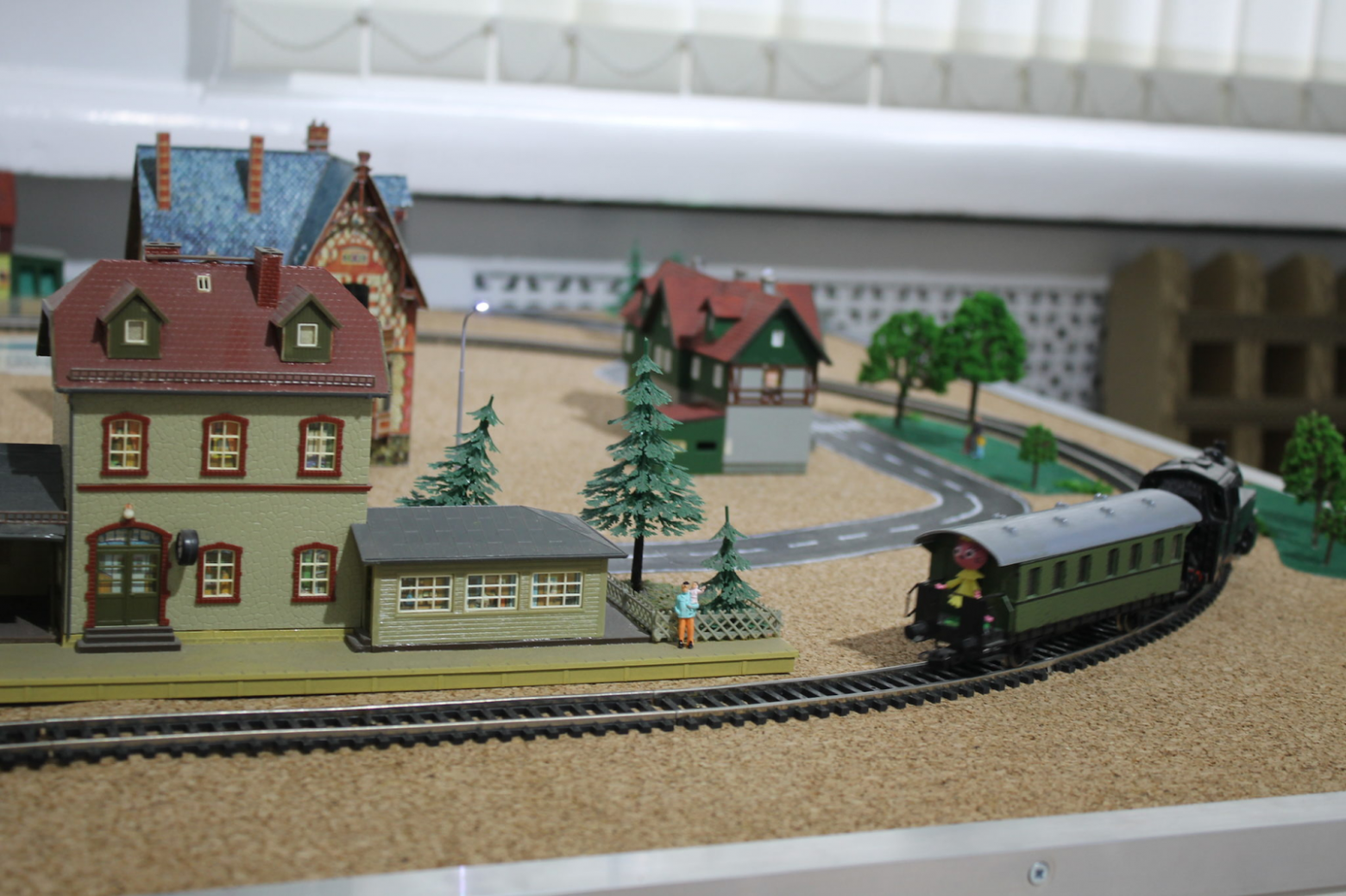 Железнодорожный игровой макет из комплектующих PIKO. 70-80-е годы ХХ века. Источник. Железнодорожный игровой макет из комплектующих PIKO. 70-80-е годы ХХ века. Источник.