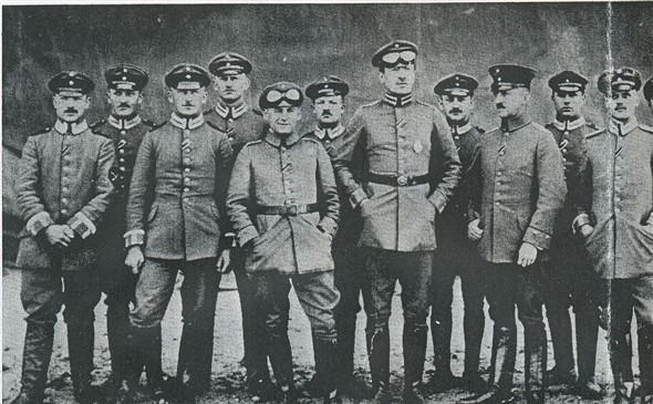 Экипаж LZ-38 во главе с гауптманом Эрихом Линнарцем позирует на фото после рейда на Лондон. Интересно, что в опубликованном после войны описании вылета Линнарц сильно приукрасил происходившее: в его версии он отважно вёл воздушный корабль в ярком свете сошедшихся прожекторов, а воздух вокруг кипел от разрывов шрапнельных снарядов, трассирующих пуль и зажигательных боеприпасов. В 1916 году налёты цеппелинов на британскую столицу действительно будут встречать именно так — но 31 мая 1915 года ничего подобного не происходило, ПВО Лондона было в зачаточном состоянии.