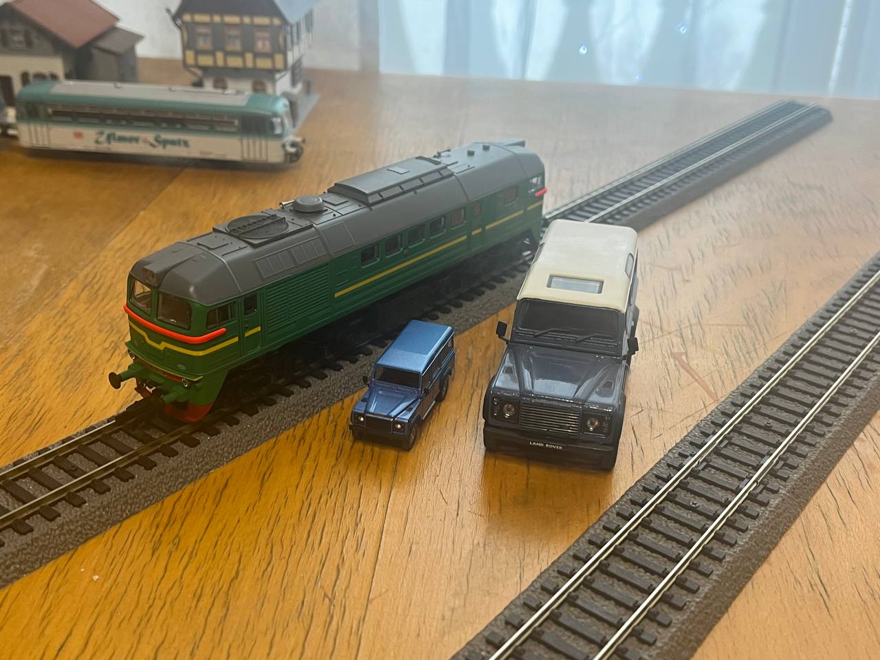 Локомотив М62 от PIKO в масштабе H0 (1:87). Для сравнения — модели автомобилей в масштабе 1:87 и 1:43. Локомотив М62 от PIKO в масштабе H0 (1:87). Для сравнения — модели автомобилей в масштабе 1:87 и 1:43.