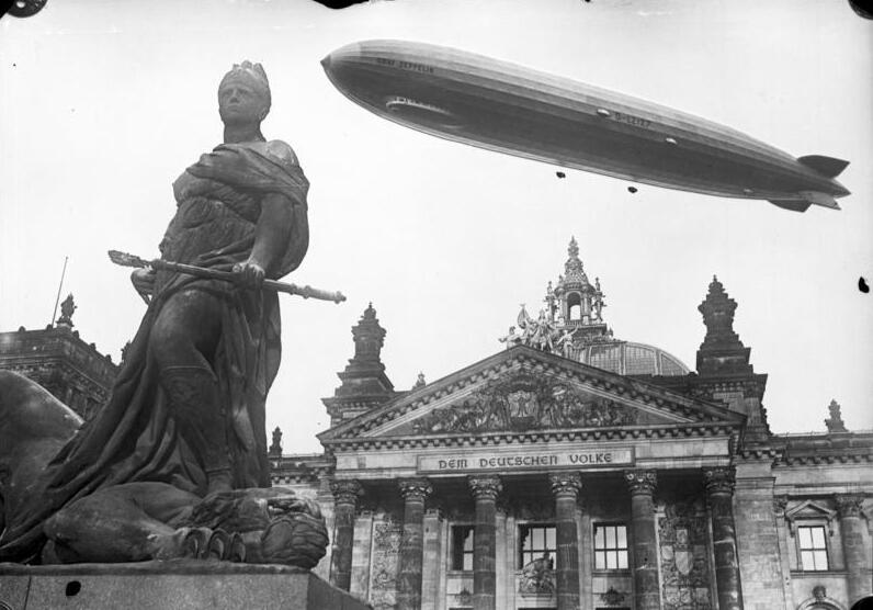 «Граф Цеппелин» над зданием рейхстага в Берлине