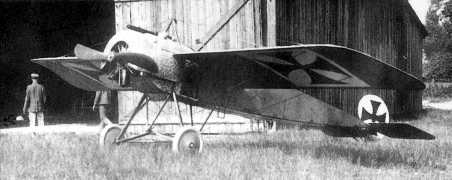 Fokker E.5/15 Курта Винтгенса, на котором была одержана первая воздушная победа на самолёте с синхронным пулемётом. Несмотря на несколько топорный внешний вид, эти машины стали первыми в истории успешными истребителями, на них открыли свои счета побед многие немецкие асы