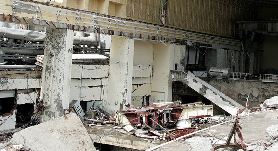 Concrete columns with scratches from expelled aggregate