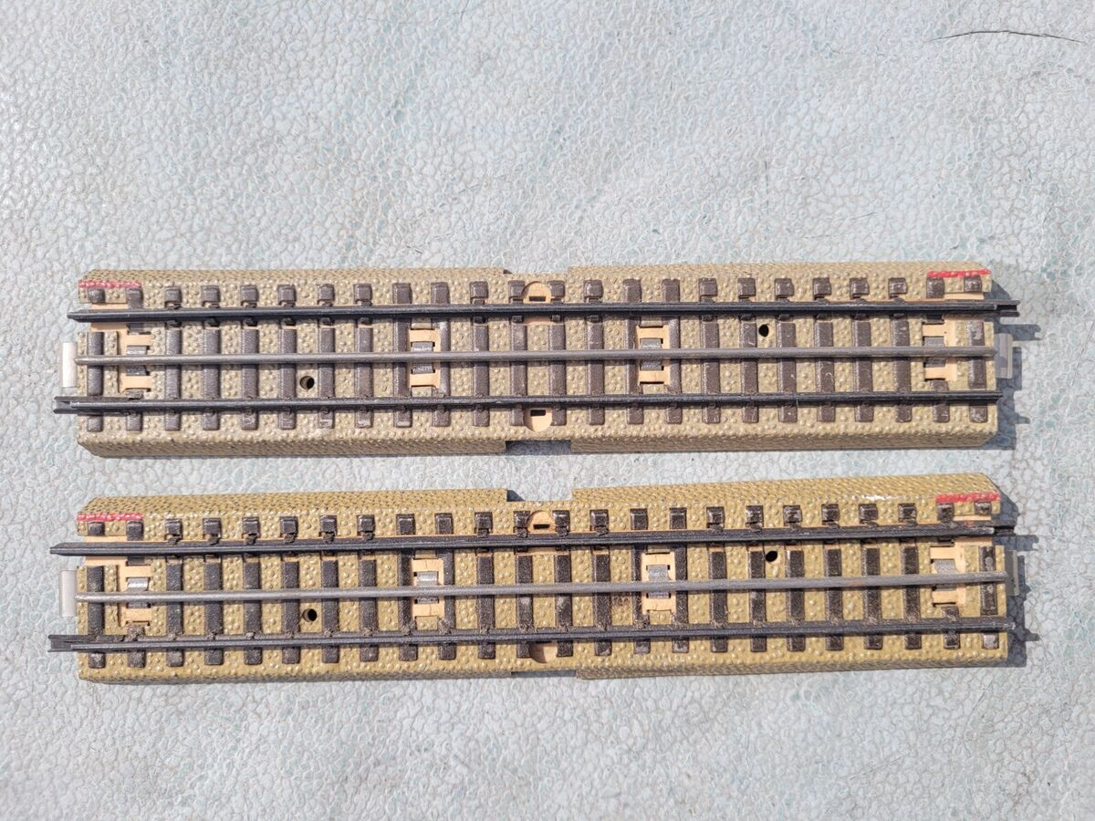 Трёхрельсовый путь Märklin, классический вариант. Источник. Трёхрельсовый путь Märklin, классический вариант. Источник.