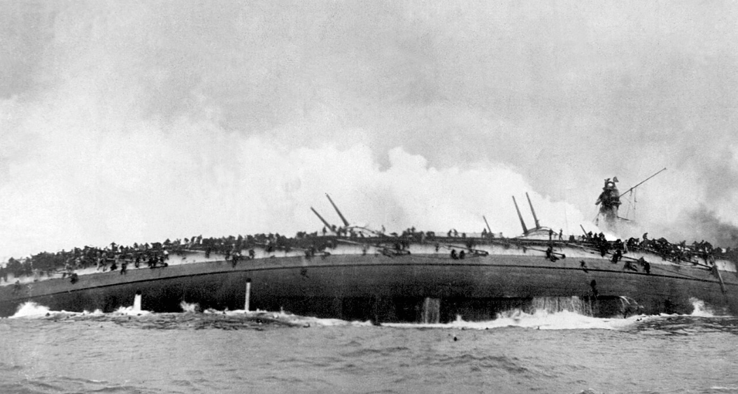 Броненосный крейсер «Блюхер» в момент гибели, запечатлённый с борта британского лёгкого крейсера HMS Arethusa, ранее этот британский корабль прикрывал гидроавианосцы в рейде на базу цеппелинов близ Куксхафена