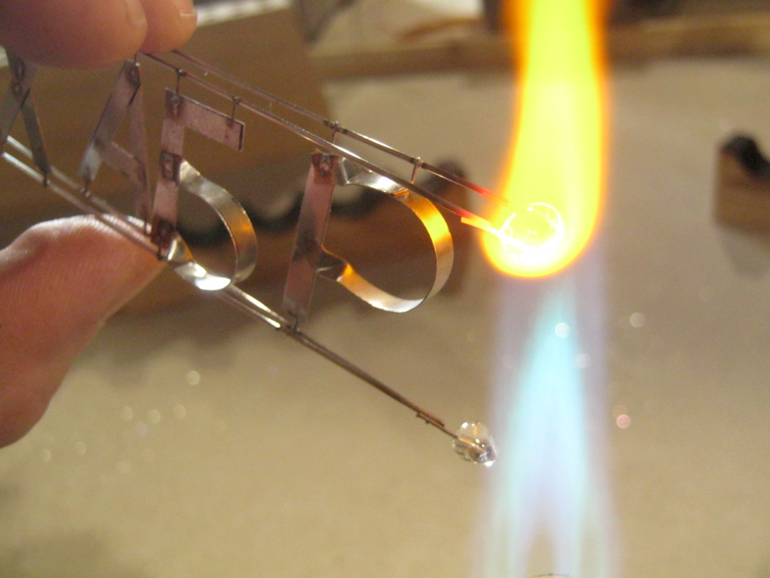 Getter sputtering power supply setup