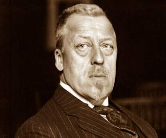 Хуго Эккенер возглавил компанию «Luftschiffbau Zeppelin GmbH» после смерти графа Фердинанда фон Цеппелина в марте 1917 года, послевоенная история немецких дирижаблей связана прежде всего с его именем