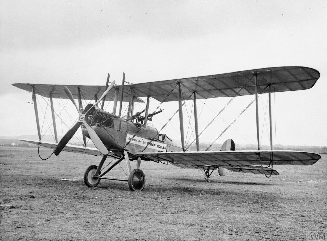 Нестандартный вариант B.E.2c для перехвата дирижаблей с двумя пулемётами, установленными в заднем направлении.