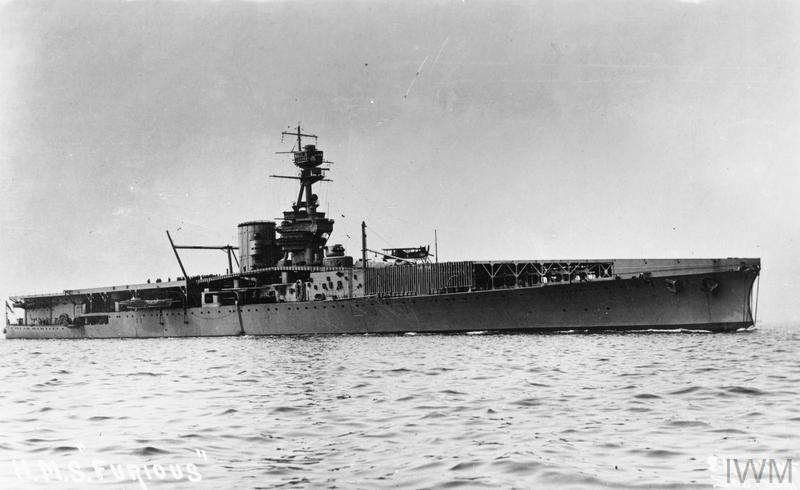 Символично, что флотские цеппелины L-54 и L-6019 июля 1918 года стали жертвами первого в истории налёта самолётов с борта первого полноценного авианосца: семь колёсных Sopwith Camel поднялись с палубы HMS Furious, атаковали эллинги на базе в Тондерне и сожгли бомбами обе машины. На фото — HMS Furious в 1918 году, ещё без сквозной палубы, со взлётной спереди и посадочной позади надстройки и трубы.