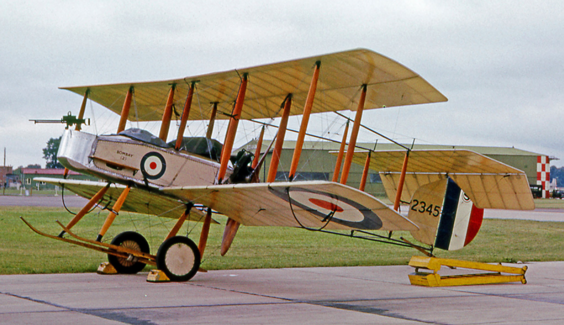 Современная реплика Vickers F.B. К началу Первой мировой важность курсовых пулемётов для истребителей и штурмовиков ещё не была осознана, и даже при редкой тогда установке оружия в носу самолёта его предпочитали жёстко не закреплять