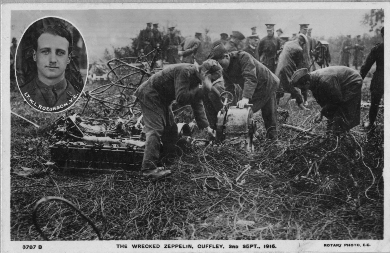 Британские военные осматривают обломки SL-11