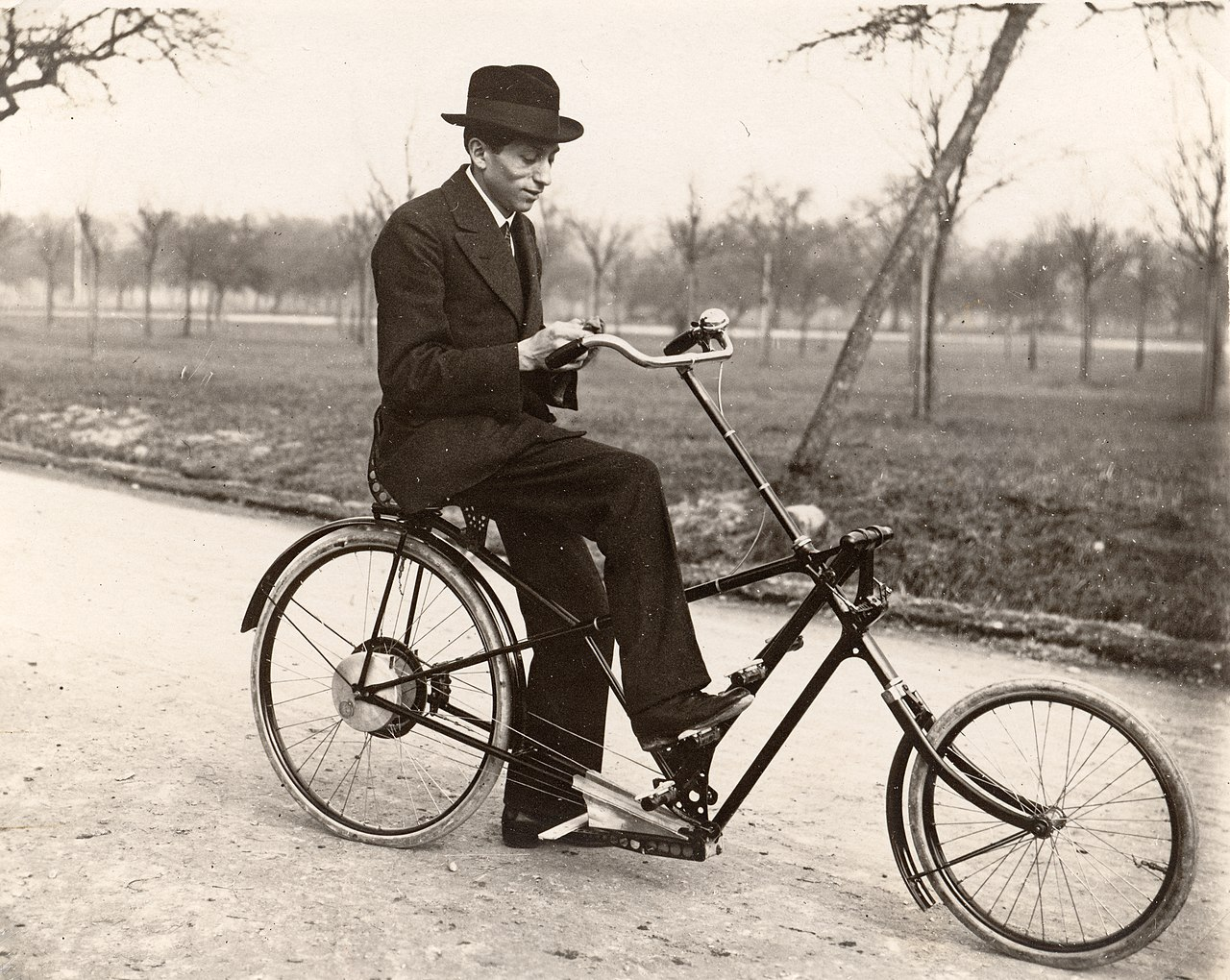 Пауль Яраи первым стал исходить из идеи, что не только летательные аппараты, но и любое транспортное средство должно иметь максимально аэродинамичные формы — включая автомобили, поезда и даже велосипеды