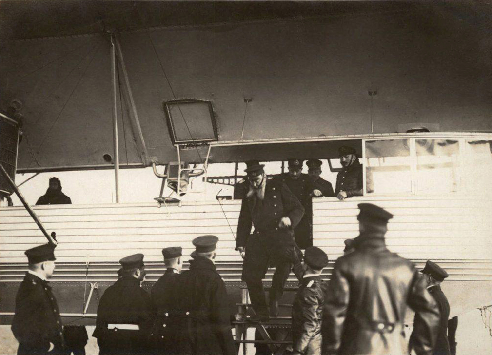 Гросс-адмирал фон Тирпиц выбирается из гондолы после полёта на L-1, первом дирижабле кайзеровского флота