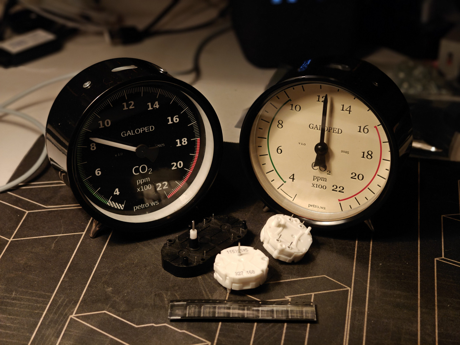 Finished Galoped-Dekad CO2 gauge in aviation style